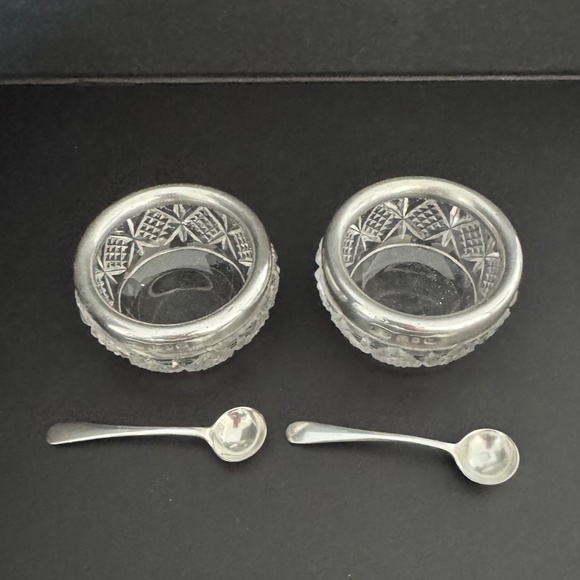 Antique Sterling Silver Salt Cellars and Spoons - Picture 5 of 6